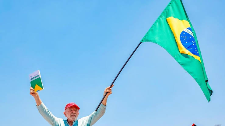 litteraverso's tweet photo. Luiz Inácio Lula da Silva foi reeleito presidente da República por 64.256.232 brasileiros (51,79% dos votos válidos). 

O povo brasileiro decidiu quem será o seu presidente de forma democrática. https://t.co/9sJ1QXWFu6