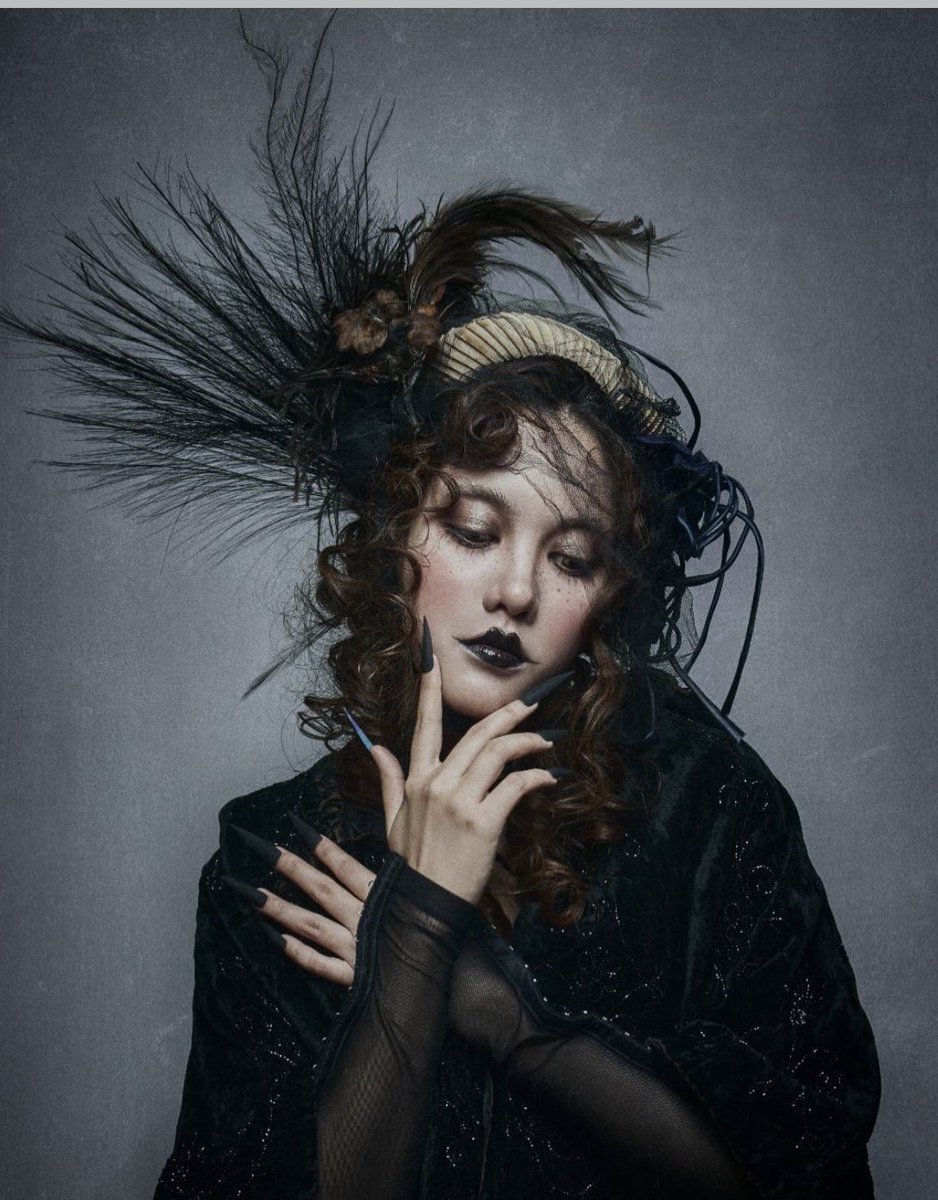 thisisdobleu's tweet photo. Why #Srchafreen is art?

This photoshoot reunites biggest artist from various times and centuries.

that span four centuries of painting: Symbolism, Baroque and gothic Surrealism. A thread to look at photography the way you walk through a museum.

Per se she’s actually art! When I saw these pictures I quickly thought about classic paintings. 

Please Freen stay away from the museums, they might want to keep you there as a piece of art. 😅