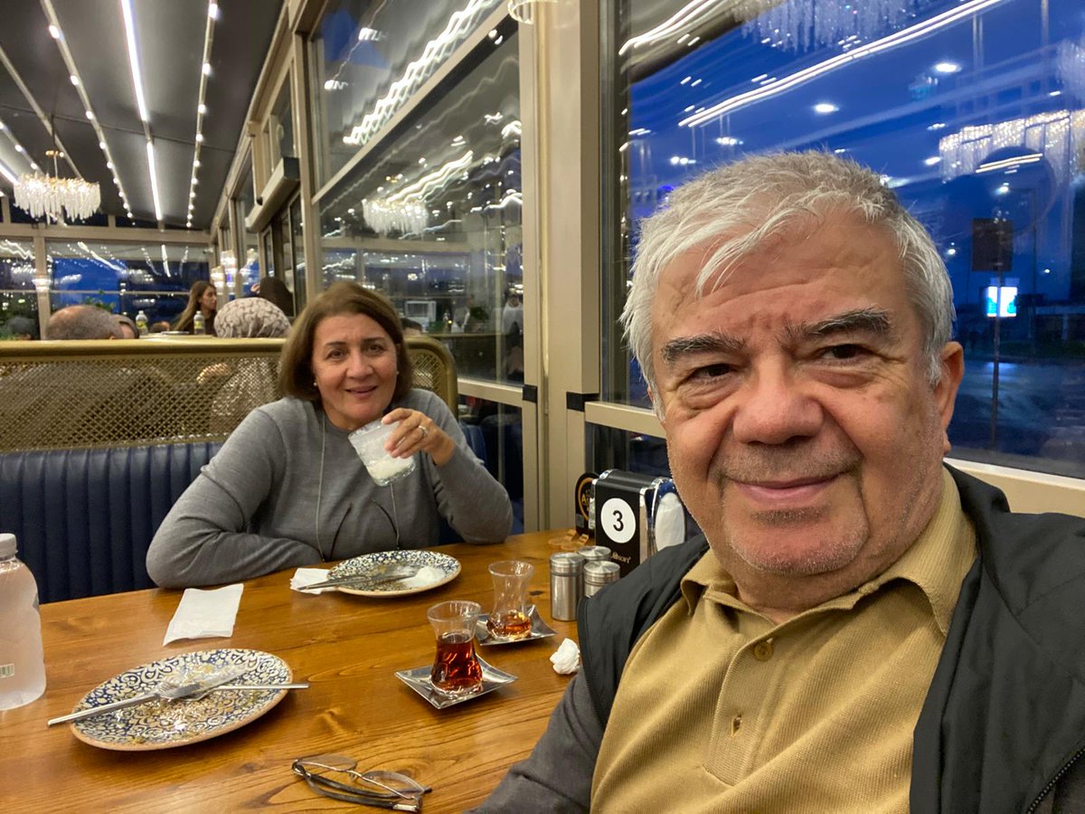 drahmetrasim's tweet photo. Feryal, Kavacık' ya yeni bir kebapçı açılmış diye duymuş. Hadi gidelim dedim. Ben ömrü hayatımda böyle bir kebapçı görmedim. Fabrika gibi maşallah. 
Yer gösterdiler. Daha otururken masamıza patates kızartması, kocaman bir salata, mantarlı kaşar, acılı domates ezmesi geldi.
Kebapları, ayranları ısmarladık. Hemen de geldi.
Bu arada o masaya gelenler ikrammış ve bittikçe de yenisi geliyor. Durun, yeter artık, getirmeyin bize bir şey dedim de durdular.
Üstüne künefe istedik paylaşmak üzere ama iki porsiyon dondurmalı künefe geldi. Biz bir tane istemiştik, birini alın dedim. Olmaz dedi garson, künefe ikramımız, yiyeceksiniz. Mecburen yedik.
Sonra çayları içtik. Onlar da ikram.
Sadece kebap ve ayran için ödeme yaptık. 
Çıktık, kapıdaki çocuk arabamızı getirdi. Ne kadar dedim. Abi ücretsiz, istersen bahşiş verebilirsin, gönlünden ne koparsa dedi.
İlk defa gittiğim bir yerin adını yazıyorum: Aspava Karataş.