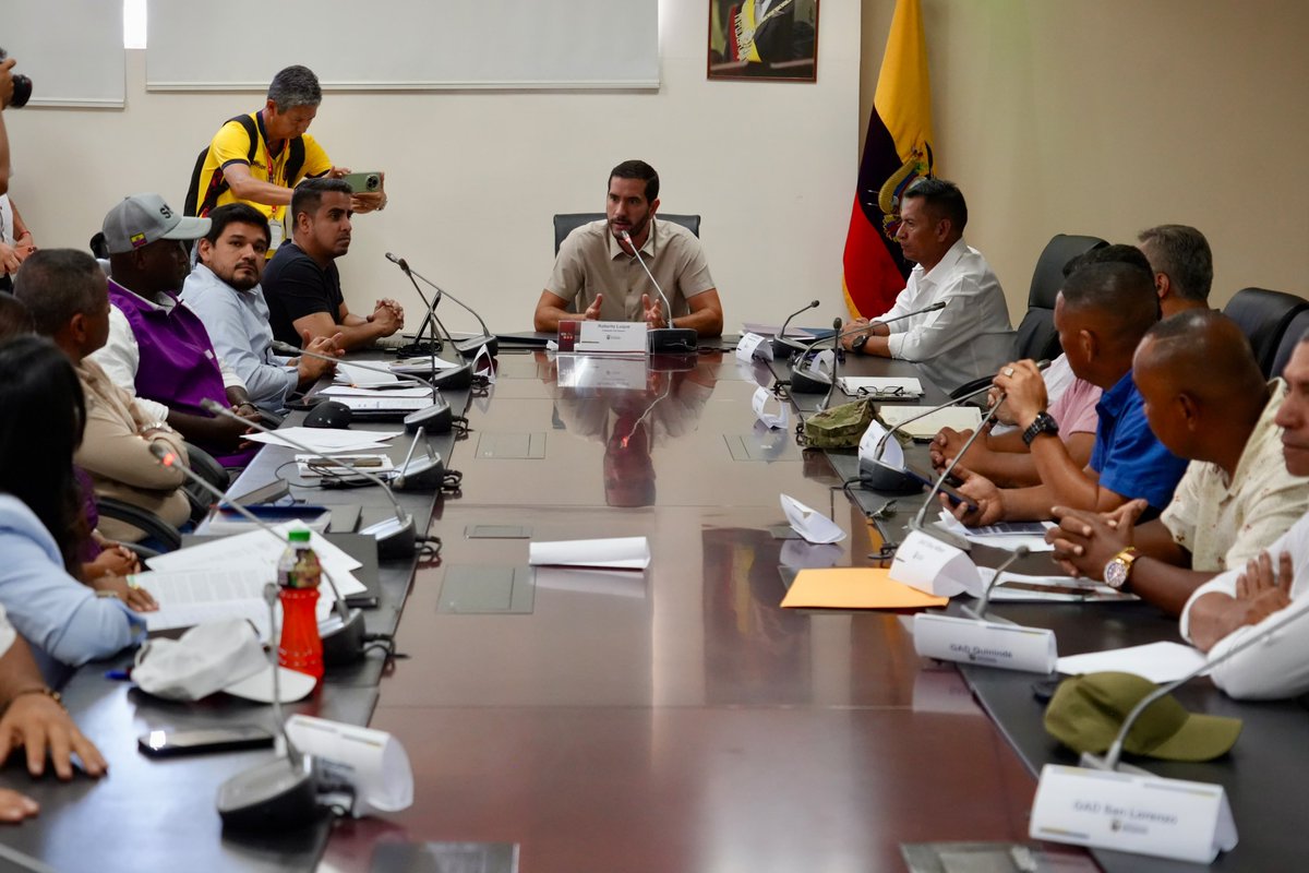 CoeNacional_Ec's tweet photo. Hoy, el COE Nacional se reunió en Esmeraldas para evaluar las afectaciones provocadas por las fuertes lluvias y coordinar acciones frente a las necesidades de los siete cantones de la provincia.

En la sesión participaron el ministro Roberto Luque, presidente del COE Nacional; la vicepresidenta de la República, María José Pinto; la secretaria nacional de Gestión de Riesgos, Carolina Lozano; el gobernador de Esmeraldas, Juan Jaramillo; el prefecto Diego Zambrano; autoridades del Gobierno Nacional y las alcaldías de Muisne, San Lorenzo, Atacames, Rioverde, Eloy Alfaro, Esmeraldas y Quinindé. Las autoridades evaluaron la situación y las medidas que ya se ejecutan en territorio para proteger a las familias, atender las emergencias y recuperar la conectividad.

Durante la sesión se revisaron las principales afectaciones y acciones de respuesta:

✅ 95 eventos adversos registrados y 17.964 personas impactadas.
✅ Técnicos del MIT trabajan en la E15 Norte, tramo Rioverde–Montalvo–Rocafuerte, tras el colapso del puente Tapalia.
✅ Un puente Bailey es trasladado desde Chimborazo para brindar una solución provisional y restablecer la conectividad.
✅ Se acordó fortalecer el trabajo mancomunado entre el Gobierno Nacional, la Prefectura y las alcaldías para coordinar respuestas conjuntas y atender de manera más eficiente las necesidades de cada cantón.

Desde el COE Nacional, seguimos articulando acciones y trabajando en territorio para responder a las necesidades de las familias afectadas en Esmeraldas. 🇪🇨

Juntos Ante el Fenómeno del Niño