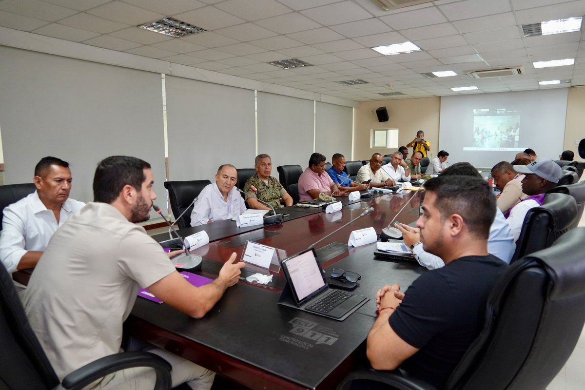 CoeNacional_Ec's tweet photo. Hoy, el COE Nacional se reunió en Esmeraldas para evaluar las afectaciones provocadas por las fuertes lluvias y coordinar acciones frente a las necesidades de los siete cantones de la provincia.

En la sesión participaron el ministro Roberto Luque, presidente del COE Nacional; la vicepresidenta de la República, María José Pinto; la secretaria nacional de Gestión de Riesgos, Carolina Lozano; el gobernador de Esmeraldas, Juan Jaramillo; el prefecto Diego Zambrano; autoridades del Gobierno Nacional y las alcaldías de Muisne, San Lorenzo, Atacames, Rioverde, Eloy Alfaro, Esmeraldas y Quinindé. Las autoridades evaluaron la situación y las medidas que ya se ejecutan en territorio para proteger a las familias, atender las emergencias y recuperar la conectividad.

Durante la sesión se revisaron las principales afectaciones y acciones de respuesta:

✅ 95 eventos adversos registrados y 17.964 personas impactadas.
✅ Técnicos del MIT trabajan en la E15 Norte, tramo Rioverde–Montalvo–Rocafuerte, tras el colapso del puente Tapalia.
✅ Un puente Bailey es trasladado desde Chimborazo para brindar una solución provisional y restablecer la conectividad.
✅ Se acordó fortalecer el trabajo mancomunado entre el Gobierno Nacional, la Prefectura y las alcaldías para coordinar respuestas conjuntas y atender de manera más eficiente las necesidades de cada cantón.

Desde el COE Nacional, seguimos articulando acciones y trabajando en territorio para responder a las necesidades de las familias afectadas en Esmeraldas. 🇪🇨

Juntos Ante el Fenómeno del Niño