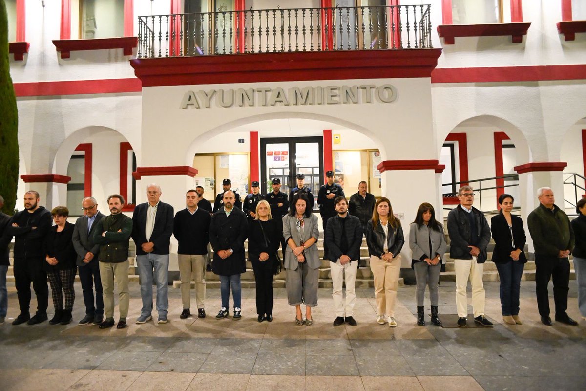 MOrdonezLara's tweet photo. 🖤 Nos hemos reunido en la Plaza de la Constitución para guardar un minuto de silencio en memoria de las víctimas del accidente ferroviario de Toledo.

Todo mi cariño y apoyo a sus familias y seres queridos en estos difíciles momentos. https://t.co/f3CkVxCWyT