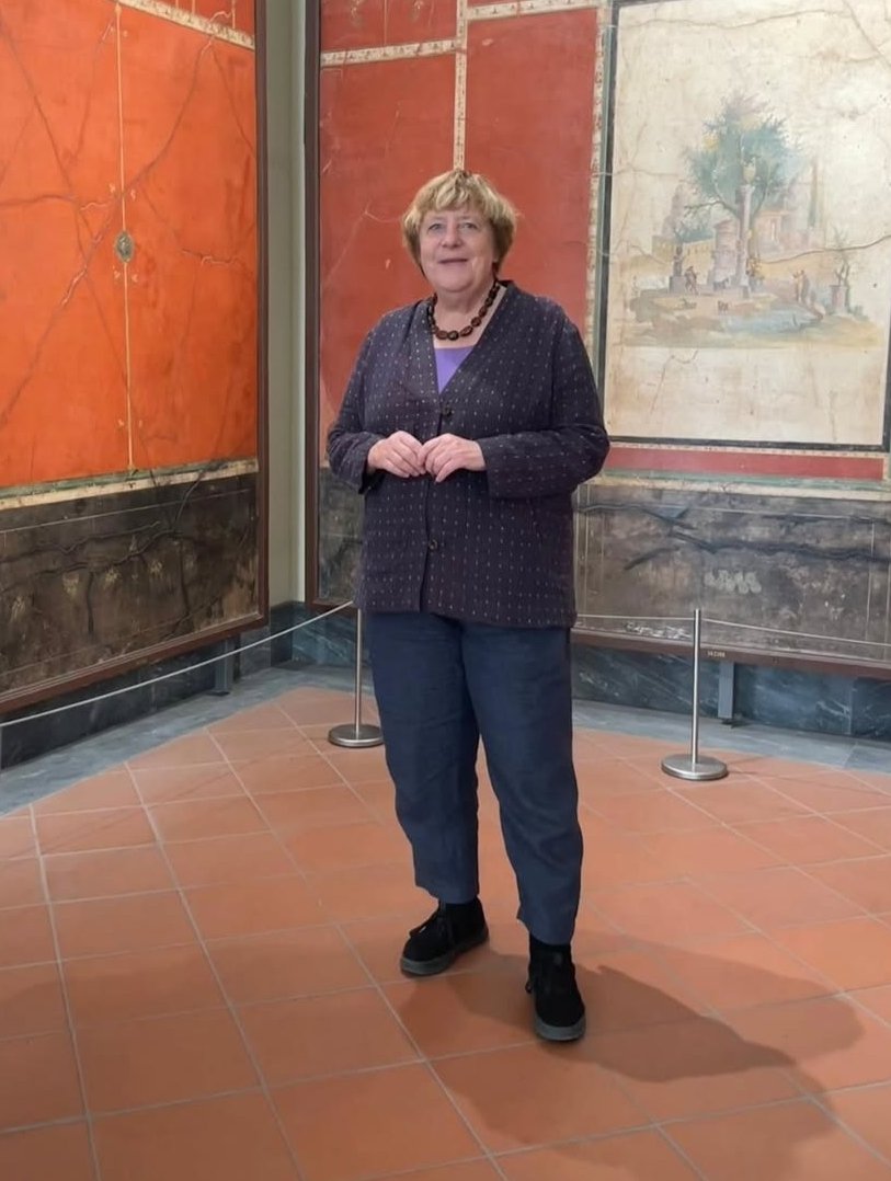 ULTRAKAERL's tweet photo. Angela Merkel hat das Archäologische Nationalmuseum Neapel besucht, und unter dem Foto des Museums liest man bescheuerte Kommentare wegen ihres Aussehens. 🤦‍♀️

Ich finde es cool und sympathisch für jemanden, die 16 Jahre regiert und nebenbei Merz von der Macht ferngehalten hat. 😎 https://t.co/6pyVA4S2cx