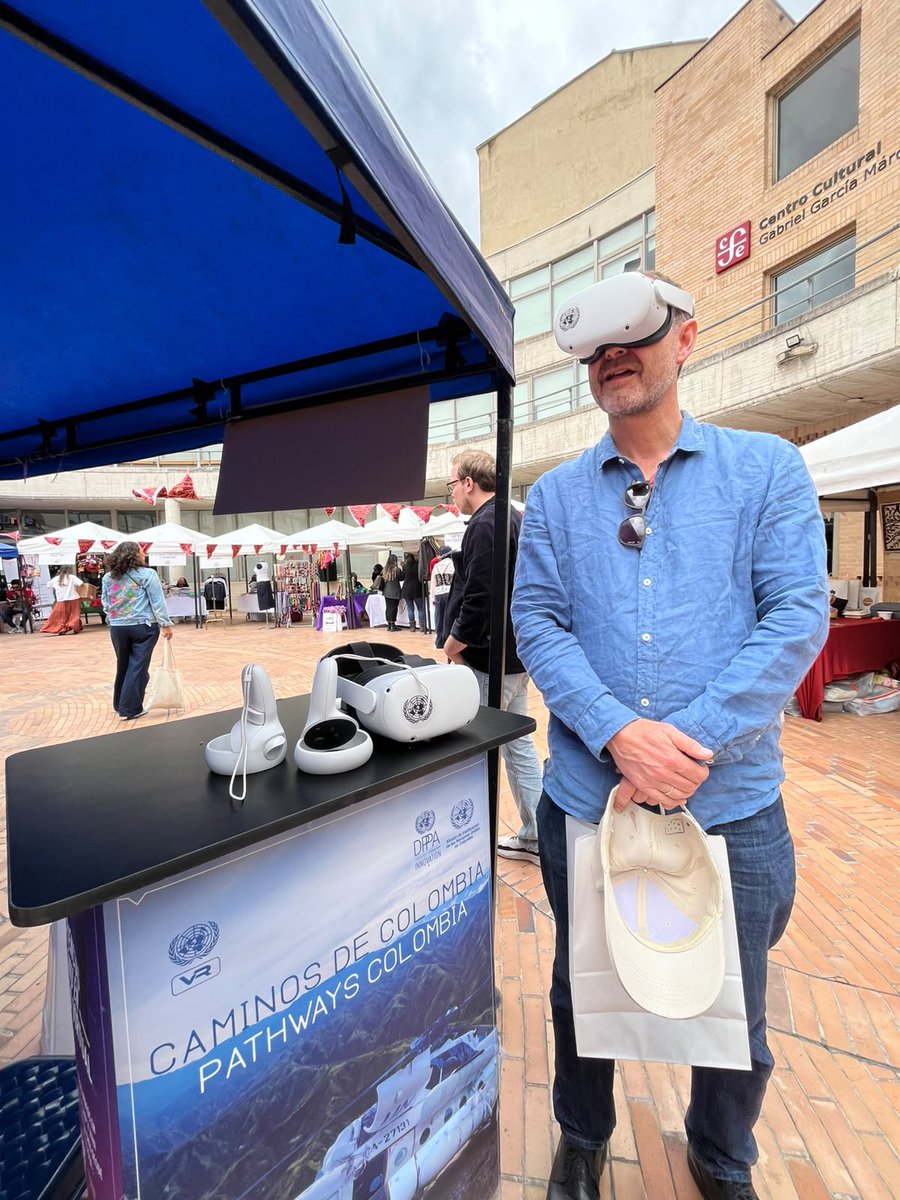 MisionONUCol's tweet photo. #Bogotá | En el #ZeréFest de @ConsejeriaDePaz compartimos nuestra experiencia de VR #PathwaysColombia con víctimas, firmantes de paz y el embajador de @NoruegaenCOL, @DagNagoda, quienes conocieron historias sobre la implementación del #AcuerdoDePaz en los territorios. 🇨🇴 https://t.co/ONtTpBhfTn