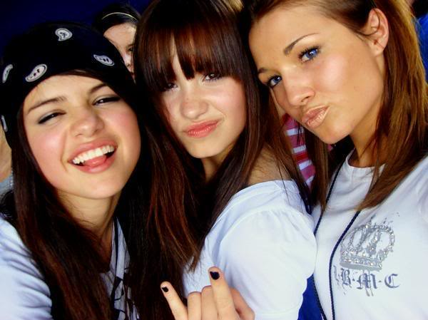 PortalSelenaBR's tweet photo. Dallas Lovato, irmã de Demi, comentou no vídeo da Rare Beauty com Selena Gomez e Demi Lovato:

“EU AMO MUITO ISSO! 🥹 Minhas irmãs estão de volta. Minha infância foi curada, amo vocês duas mais do que palavras podem expressar! ❤️” https://t.co/dsPtpHk3KA