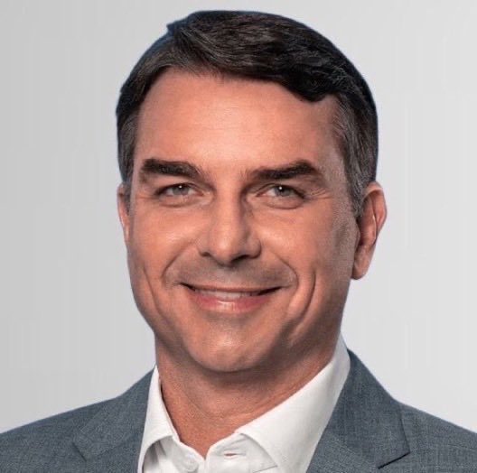 NewsLiberdade's tweet photo. 🚨URGENTE - Tarcísio diz que falou para Flávio Bolsonaro não sair do Brasil

 “O conselho que demos a ele — os advogados, eu, [Rogério] Marinho e as pessoas que estavam ali reunidas — foi que ficasse. Mas, é o que eu falo, não julgo a decisão tomada, porque é muito duro passar… Ele está com o pai preso aí há quanto tempo?”