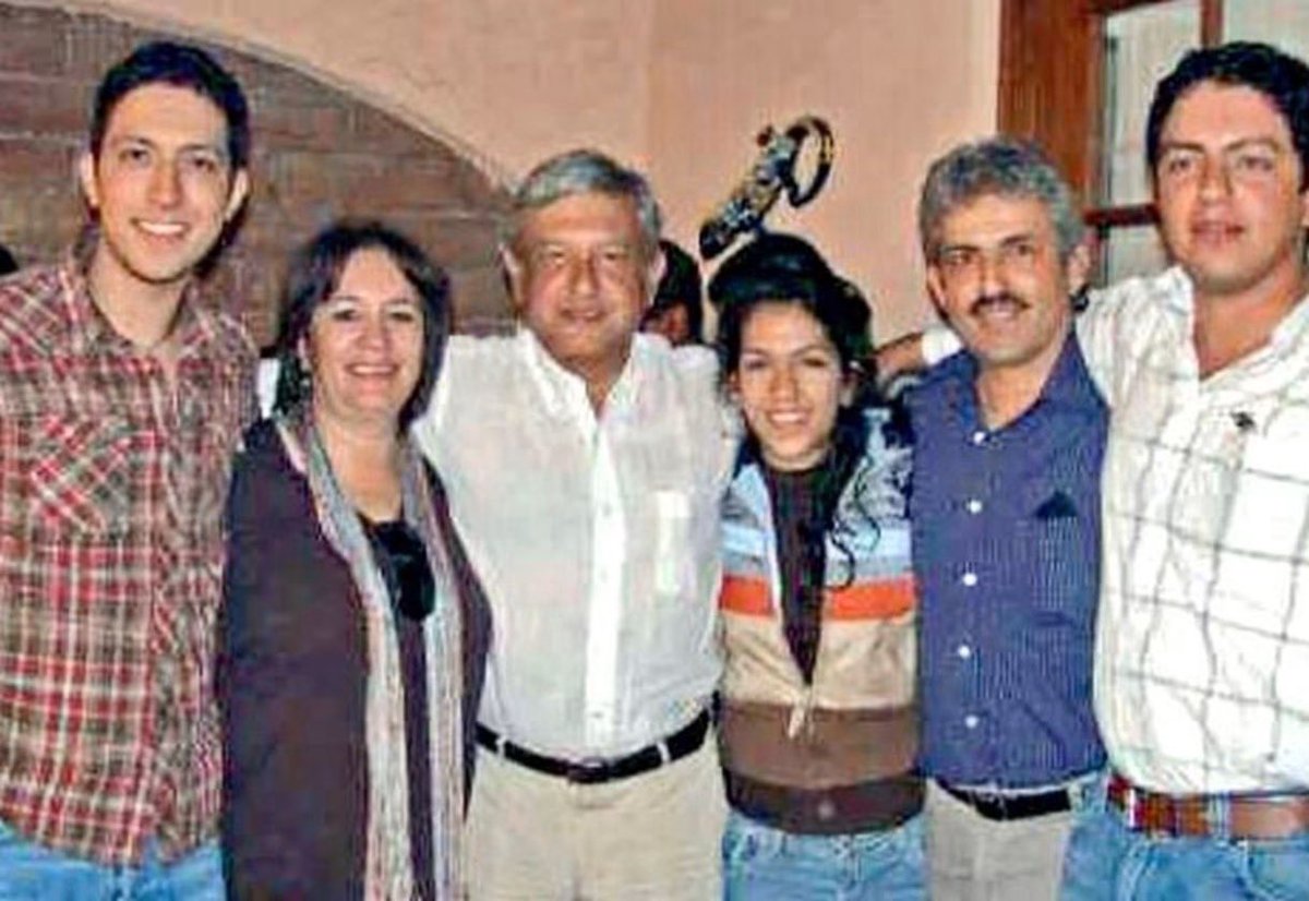 psico_oscar09's tweet photo. @_LizVilchis Y los actos de corrupción cuando los cometió? Que argumento tan Pendejo se carga toda la caquiza.. Lo bueno es que no la conocían…🤡 https://t.co/f2JJBIdcVa