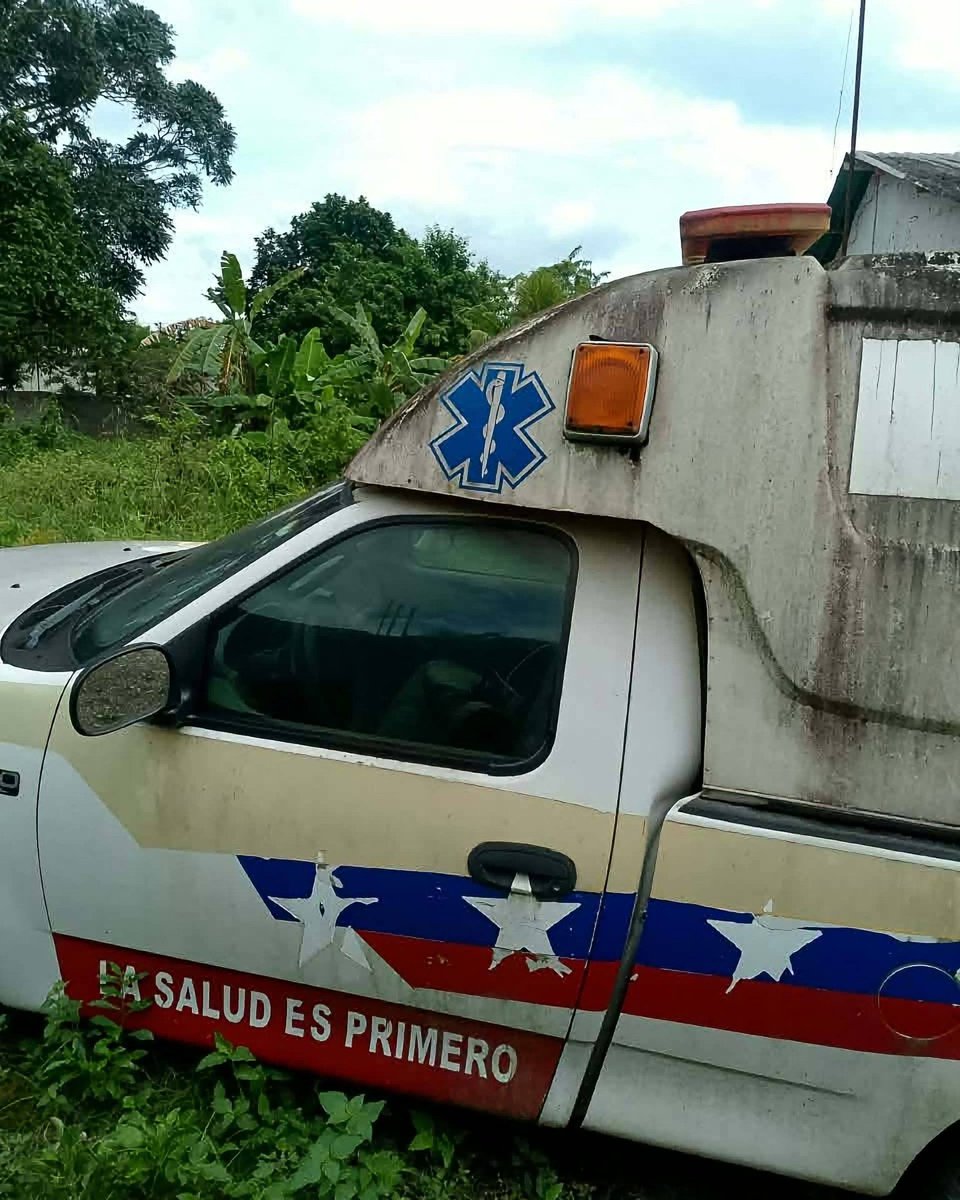 LuisCarlos's tweet photo. La comunidad de El Picure, en Urachiche - Yaracuy, igualmente fue a fotografiar la ambulancia abandonada que el esposo de la alcaldesa quería impedir que se reportara.
¿La Defensoría y la Fiscalía lo van a procesar por lo que le hizo al periodista? https://t.co/GAW7QP0vhr