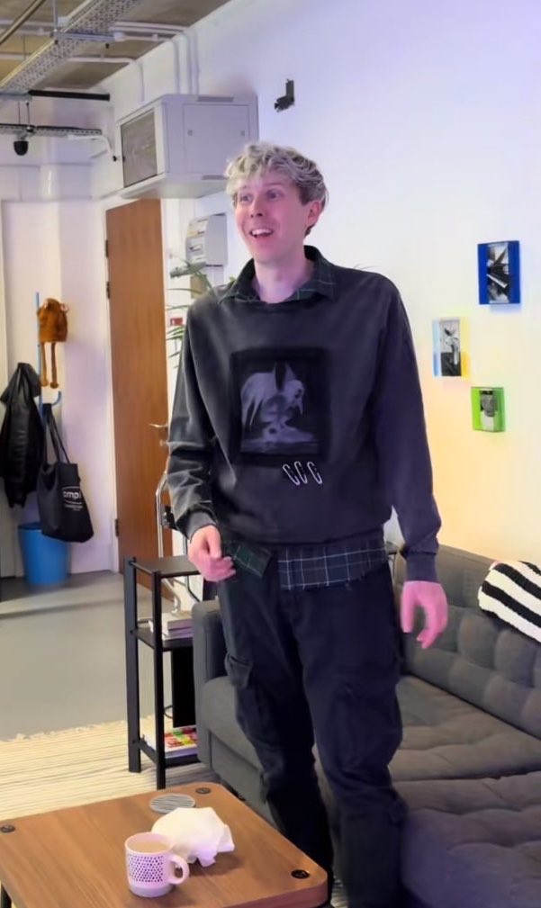 applecardss's tweet photo. The way this is one of Phil’s best outfits and he’s only worn it once 🥀 https://t.co/iv5gUjvffl