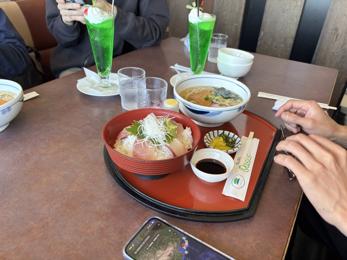 kake1130's tweet photo. 木曜日のクリームソーダ🤔 https://t.co/39smJfviqq