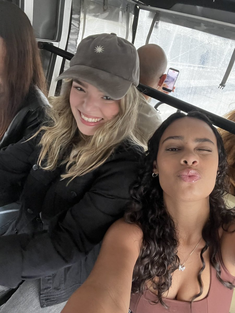 portalflaviaale's tweet photo. dia da prinnn @oopsfavs parabéns minha diivaaa love uuu!! 🩷⭐️ https://t.co/7iJV3dINwo