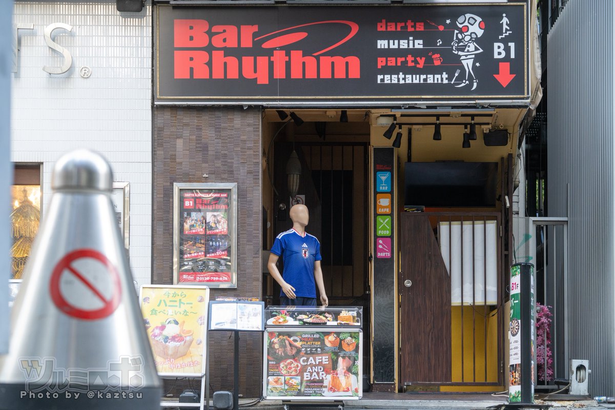 kaztsu's tweet photo. 秋葉原某店、せっかくユニフォーム用意したのに・・と思ったら、めげる事なく次に向かって歩き出していた。見習いたい https://t.co/9NZ3Oij3vP