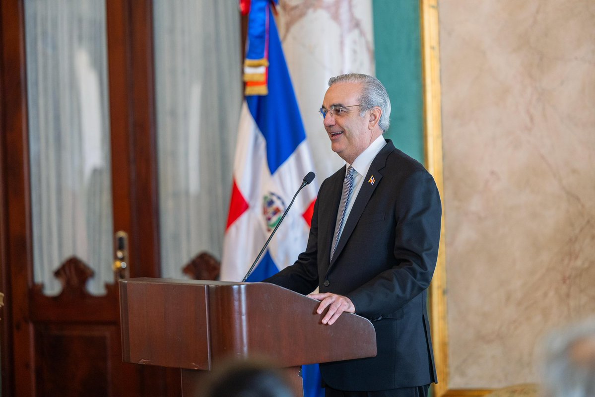 maprerd's tweet photo. El presidente @luisabinader condecoró al excanciller Roberto Álvarez con la Orden del Mérito de Duarte, Sánchez y Mella. Su gestión dejó un servicio exterior más profesional y una defensa firme de la soberanía nacional, logros que benefician a todo el país. https://t.co/Mp0lDl3Tsw