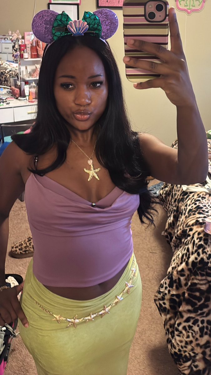 Briiiithebully's tweet photo. going as Ariel to epcot but instead of collecting human treasures, i collect betabucks 🧜🏽‍♀️💸🫧 https://t.co/2rze7hqNDV