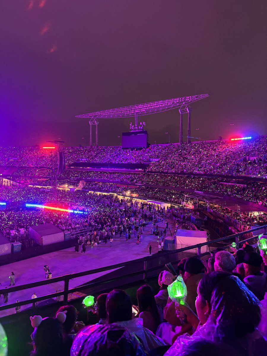 loserdojin's tweet photo. ME JURARAM QUE O PAÍS TAVA QUEBRADO, QUE TANTO DE ARMYBOMB É ESSE CARALHO? LULAAAAAAAAAAAA https://t.co/dtEDIdEKjA