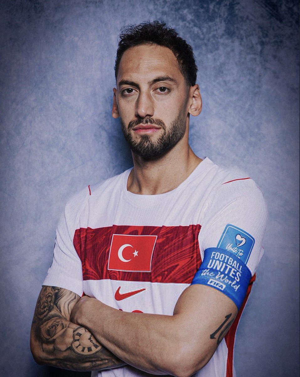 HypeOnHaber's tweet photo. A Milli Takım'ın ilk 11'indeki bazı futbolcuların, Sergen Yalçın'ın aramalarına yanıt vermediği öne sürüldü.

Oyuncuların bu tavrına gerekçe olarak, Yalçın'ın televizyondaki yorumculuk sürecinde kendileri hakkında söylediği sözler gösterildi.

Hatta Hakan Çalhanoğlu’nun, "Teknik direktörlüğe gelse bile onun telefonunu açmam, benim için yok hükmündedir" ifadelerini kullandığı iddia edildi.