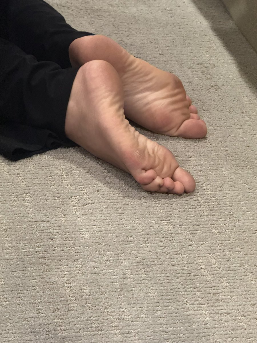 shmeister67's tweet photo. holy shit 😫 my sisters soles make me wanna fucking explode. she keeps teasing me w them and making me leak
#candidfeet #feet #creepshot #smellyfeet https://t.co/wpto5R133z