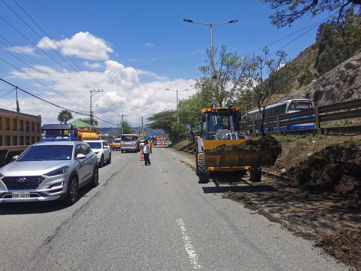 MIT_Ecuador's tweet photo. #Azuay | Ejecutamos trabajos preventivos en la vía E35, sector Ucubamba, en la vía rápida Cuenca – Azogues, para mitigar los posibles efectos del Fenómeno de El Niño.

Realizamos la limpieza de cunetas con una retroexcavadora para facilitar la evacuación de aguas lluvias y reducir posibles afectaciones en la infraestructura vial.