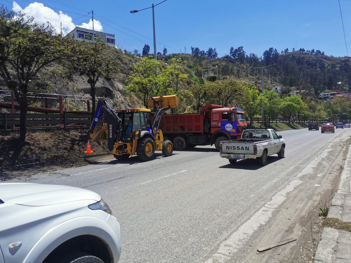 MIT_Ecuador's tweet photo. #Azuay | Ejecutamos trabajos preventivos en la vía E35, sector Ucubamba, en la vía rápida Cuenca – Azogues, para mitigar los posibles efectos del Fenómeno de El Niño.

Realizamos la limpieza de cunetas con una retroexcavadora para facilitar la evacuación de aguas lluvias y reducir posibles afectaciones en la infraestructura vial.
