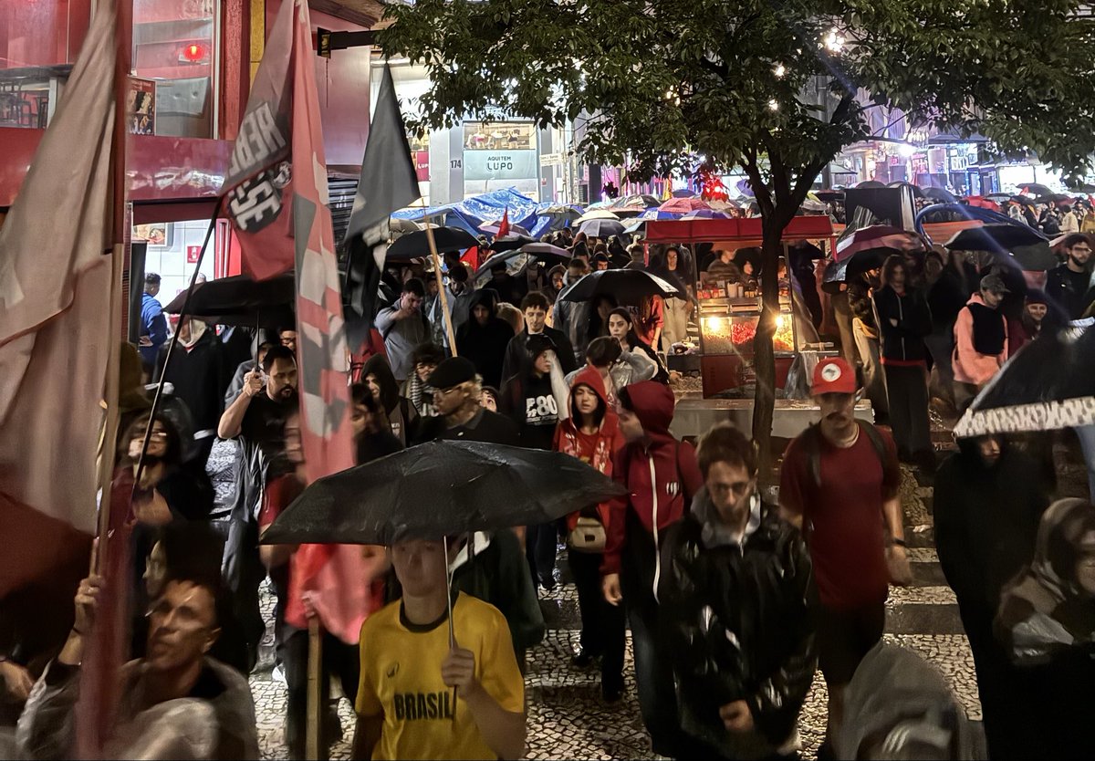 MonicaSeixas's tweet photo. 🚨LUGAR DE PREFEITO GOLPISTA É NA CADEIA! Nesse momento estudantes e trabalhadores ocupam as ruas do centro de SP pra exigir PRISÃO PARA RICARDO NUNES, prefeito que tentou impedir a votação no domingo se recusando a colocar ônibus na rua. https://t.co/dBKn0Z4QAM