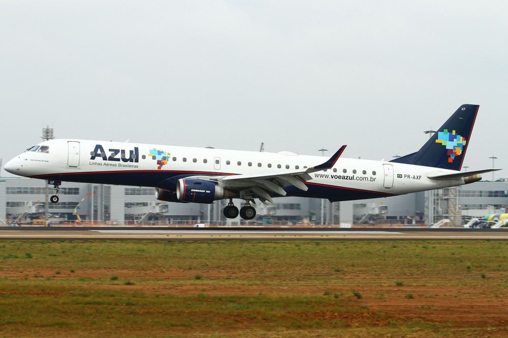 g1's tweet photo. MPT pede multa de R$ 3 milhões à Azul por assédio moral; veja as denúncias https://t.co/ilC2uQ1Nhk https://t.co/VHWZN4TtlW