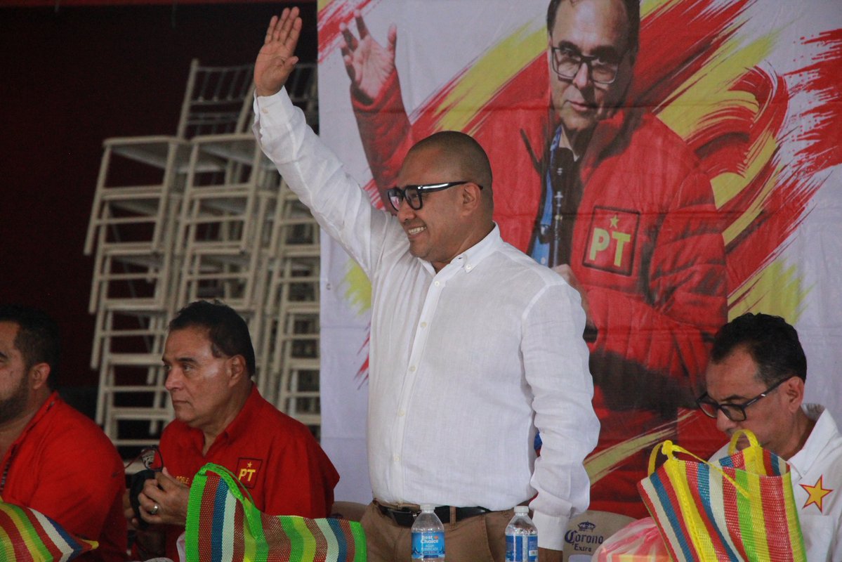 DANTEMONTANO's tweet photo. En el Istmo, llegamos a Unión Hidalgo.

Me dio mucho gusto coincidir con amigas, amigos y liderazgos que demuestran que, cuando el pueblo se organiza, es capaz de lograr grandes cosas.

Acompañamos al Dr. Benjamín Robles, al Lic. Noé Doroteo y a la diputada Irma Pineda Santiago en este encuentro impulsado por nuestro compañero Gustavo Marín.

En el #PT tenemos claro que el trabajo se construye de la mano de la gente, escuchando sus demandas y acompañando sus causas.

Seguimos recorriendo el territorio, escuchando a nuestra gente y sumando voluntades.