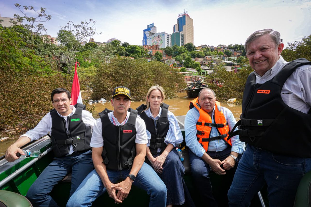 PresidenciaPy's tweet photo. El presidente de la República, Santiago Peña, junto a la primera dama, Leticia Ocampos, acompañó de cerca a las 450 familias afectadas por las inundaciones en Ciudad del Este. https://t.co/8x4VaXxuqS