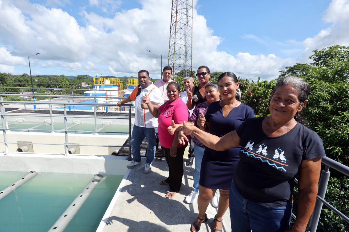 MIT_Ecuador's tweet photo. #Esmeraldas | Muisne cuenta con agua potable después de años de espera.

El presidente @DanielNoboaOk, junto al ministro @RobertoLuqueN, entregó esta obra que beneficia a más de 36 mil habitantes, con una inversión de USD 5.3 millones.

✅ Hoy, miles de familias cuentan con acceso a un servicio básico esencial, que contribuye a su salud y mejora sus condiciones de vida.

Más obras que se traducen en bienestar y soluciones concretas para la gente. 🇪🇨