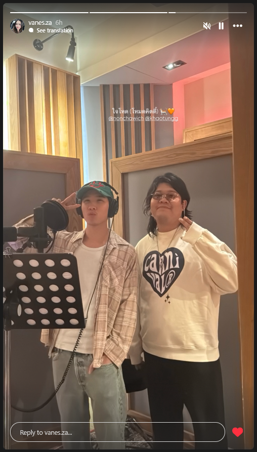 Ling_FKT's tweet photo. #FearlessMV 
#khaotungg #FirstKhaotung

ใจโหด (โหมดคิตตี้) 🐈🧡
"Fearless" (but in Kitty mode) 🐈🧡

IG：https://t.co/gIZ9yl2tdn (29/10/2026 Update)

Khaotung & producer P'nonchawich

@myktnw narak ~😗✌️

🙏Massive respect to Khaotung and the entire production crew for giving us this masterpiece.