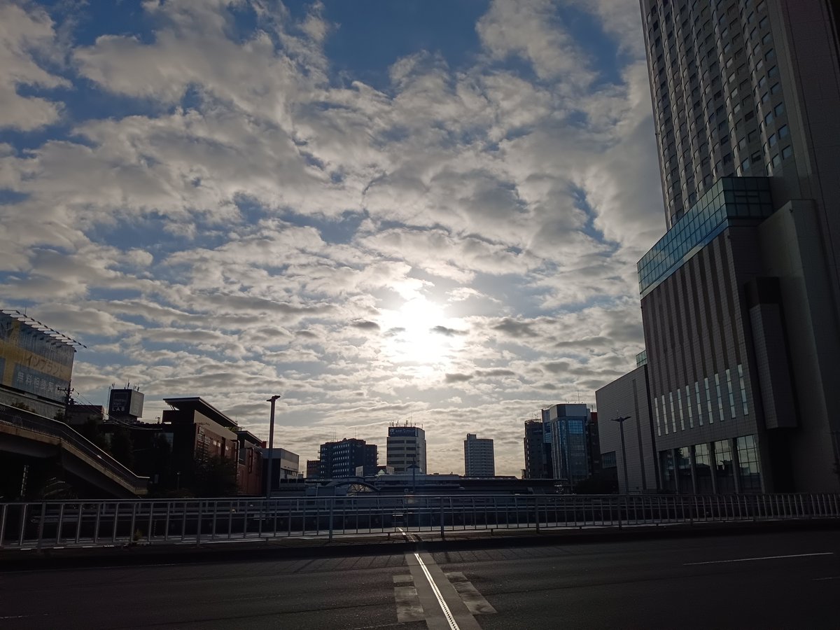 GraspAtStrw's tweet photo. 今朝は肌寒くてウォーキング日和。最初は寒いんだけど、歩いたり陽射しが出てくるとちょうど良くなってる。
冷たい風を吸い込むのも心地よくて好き。
#ウォーキング　#ダイエット https://t.co/Z3uBvDtgW8
