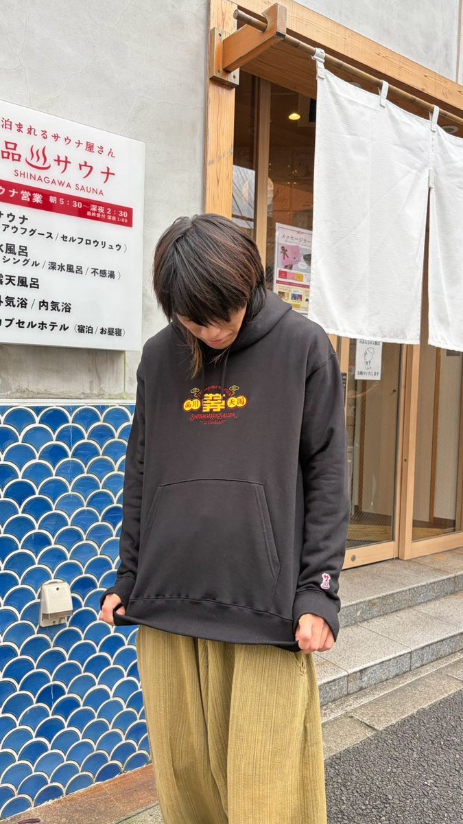 shinagawasauna's tweet photo. 【🍁品サの秋祭り2026🏮ヘヴンを愉しむ、秋が来た🍁】

🍂秋も深まり、少しずつ肌寒さを感じる季節となりましたね🍁
皆様、いかがお過ごしでしょうか？😊

さて、本日は11/5(木)からスタートする、お得🉐な【品サの秋祭り】の告知です！！！

秋祭り恒例の限定ウォーターマンステッカーは…
今年は…なんと、「梅昆布ウォーターマン」です🍵
是非、限定ステッカーをGETしてくださいね😆

それでは、以下品川サウナ秋祭り特典の詳細です💁‍♂️

━━━━━━━━━━━━━━

【期間🗓️】
11/5(木)朝5:30〜11/19(木)26:30まで

【特典🎊】

🍁 回数券ご購入のお客様
5回券⇨
限定ステッカープレゼント🎁
10回券⇨
限定ステッカー➕60分無料券プレゼント🎁🎁

🍁 アパレルグッズセール！！
パーカー＆コーチジャケット10%OFF🔥
さらに、4,980円以上ご購入のお客様に限定ステッカープレゼント🎁

🍁 ご宿泊のお客様
宿泊ポイント2倍✌️
&限定ステッカープレゼント🎁

【サービス&イベント🌈】
🍁 屋上外気浴スペース「品川ヘヴン」に梅昆布茶を設置🍵
秋の外気浴のお供に、ほっと温まる一杯をどうぞ😌♨️

🍁 秋のととのいが加速する、平日20時のアウフグースを追加🔥

お仕事終わりにも、熱波で気持ちよく汗を流しましょう💨🔥

━━━━━━━━━━━━━━

お得な特典が盛りだくさんの品サの秋祭り2026🍁🏮

秋の夜長も、心地よいサウナと外気浴で、最高のととのい時間をお過ごしいただけますように🙏✨

スタッフ一同、皆様にお会いできることを楽しみにしております！！

#品川サウナ #秋祭り #梅昆布茶 #梅昆布茶ウォーターマン #梅昆布茶裸男