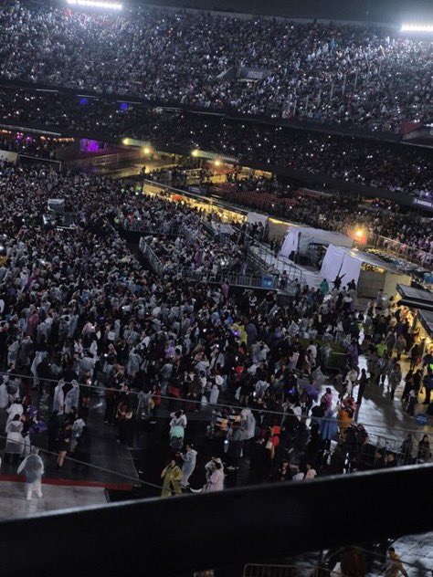 kookyeh7's tweet photo. Brasil vai ser o único país sem a volta de idol pq a @LiveNationBR permitiu que a @Ticketmaster vendesse ingresso a mais apenas por lucro, que camarote que nunca teve acesso A pista tivesse e agora o estádio está com superlotação https://t.co/64pDrAKMAy