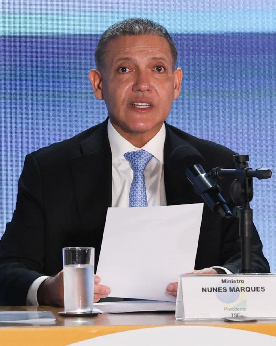 HugoGloss's tweet photo. Após Flávio Bolsonaro alegar fraude eleitoral sem provas, o presidente do TSE, Kassio Nunes Marques, afirmou nesta quarta (28) que as eleições ocorreram na “mais absoluta normalidade” e respeitaram a Constituição.

📸: Lula Marques/Agência Brasil; Vittor Sales https://t.co/h6WbLRvJoi