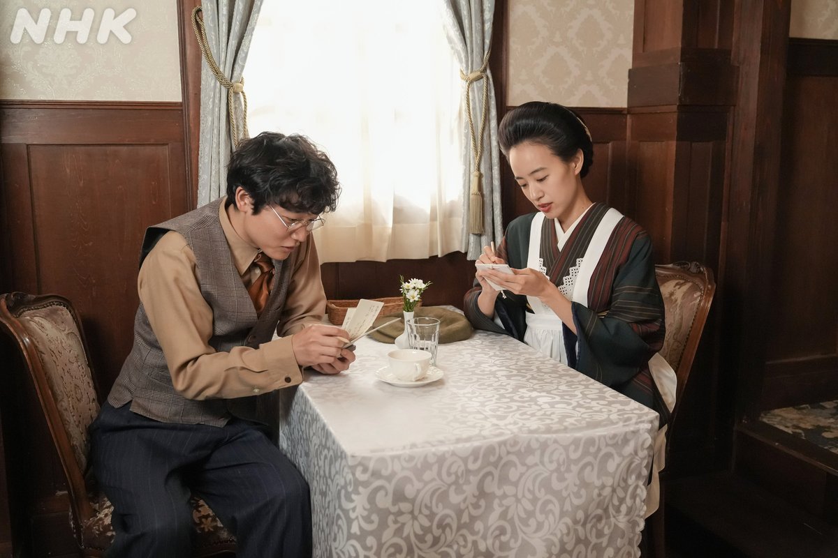 asadora_bk_nhk's tweet photo. 『首都公論』の情報を集めるために悠樂軒へ通う、作家志望の青年、左良太さん（北野秀気）

オフショット撮影時、二人でメモを取る姿がまるで探偵ドラマのよう、と現場が笑いに包まれました🌸

📱#ブラッサム はNHK ONEで配信中
https://t.co/TDGJpb4mQh

石橋静河
#ブラッサムオフショット https://t.co/YPXBxb4EYD