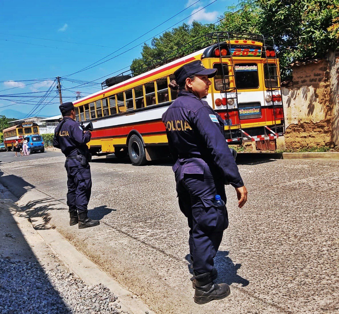 PNCSV's tweet photo. 👮‍♂️🚔 Nuestros equipos junto a la @FUERZARMADASV se encuentran desplegados en todo el país, brindando seguridad en cada rincón.

Con la ejecución del #PlanControlTerritorial mantenemos la tranquilidad de las familias salvadoreñas. https://t.co/NbgWzLKoVs