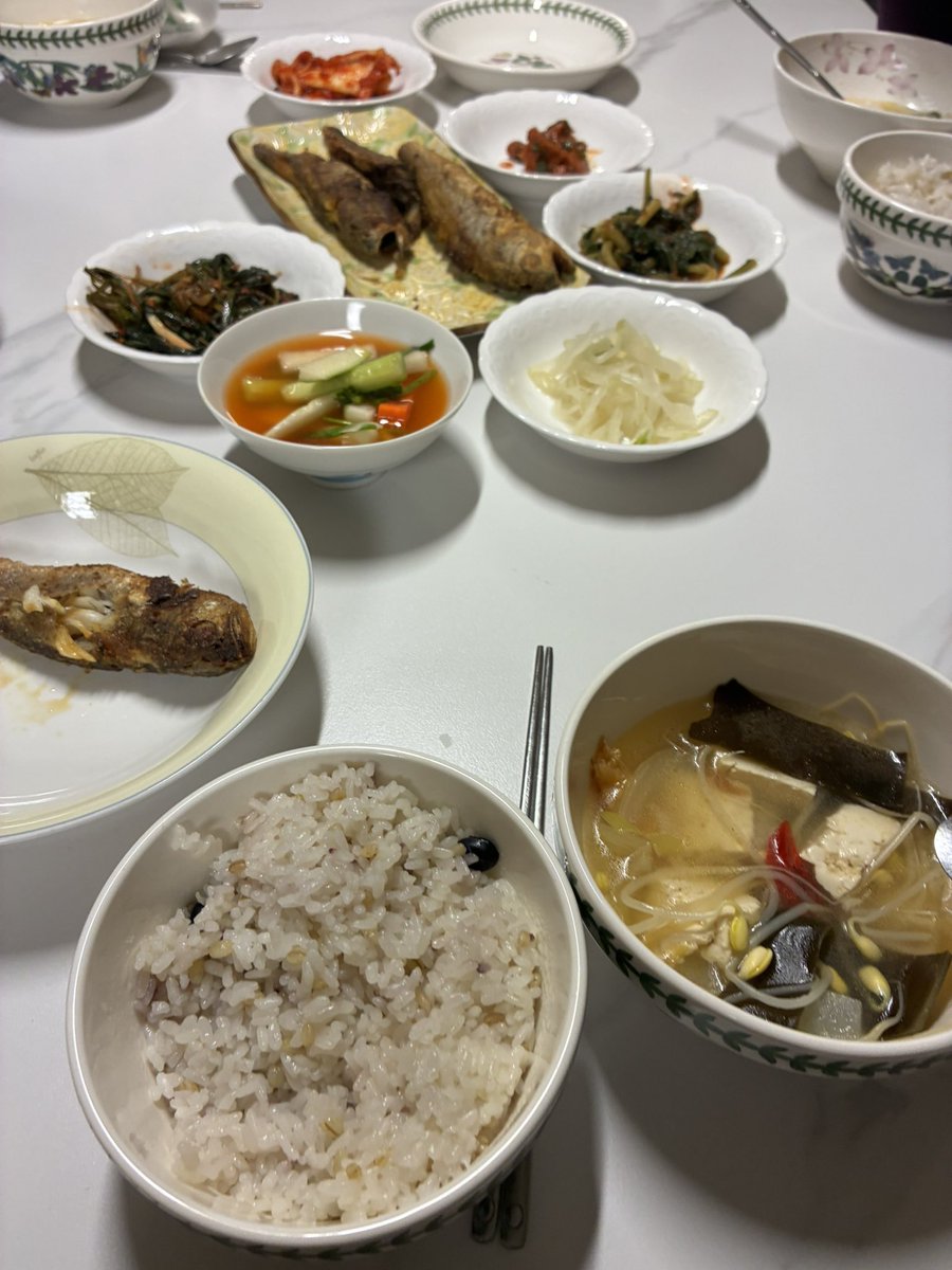 jun002c's tweet photo. good meowning. it’s thursday in korea.

:D https://t.co/qcpxOFnbCm
