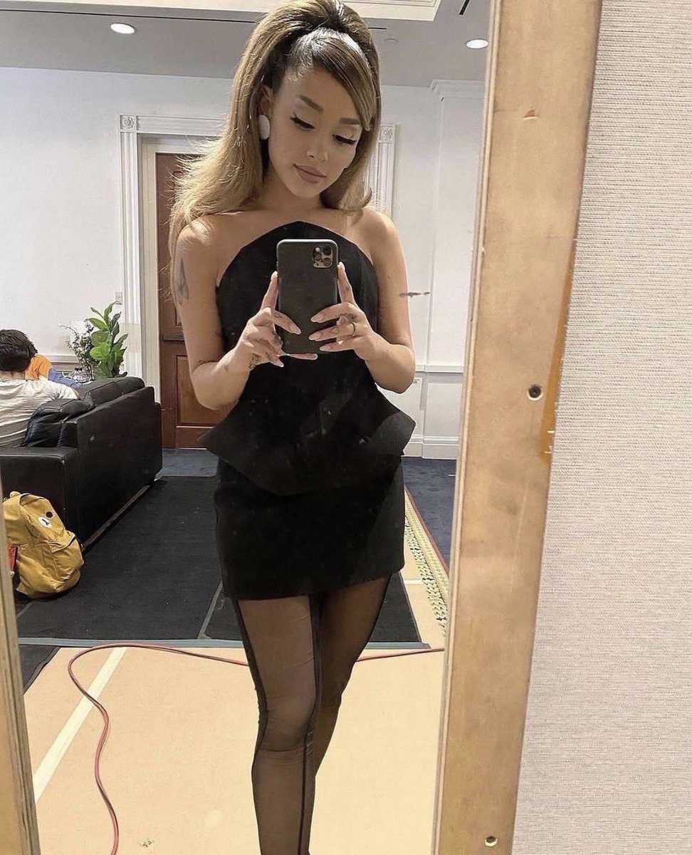ariiohwell's tweet photo. i still can’t believe we got these stunning mirror pictures six years ago, she truly served 💚 https://t.co/lyOoMJKJfs
