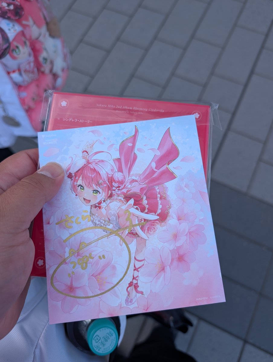 aru9_3han_k1kan's tweet photo. 現地物販で買ったCDからまさかの直筆でて震えてる https://t.co/8YAEthcyFy