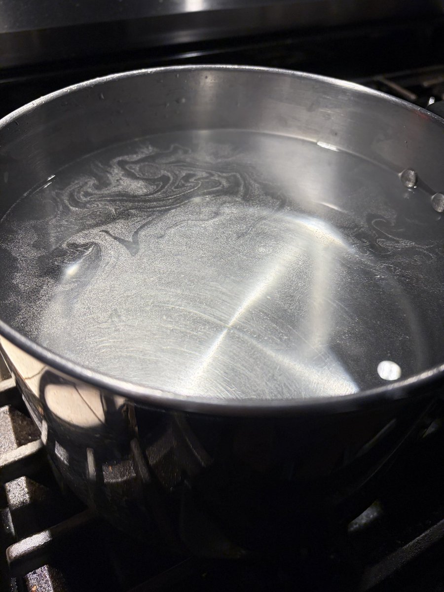 Ravenger___'s tweet photo. Why does water do this when you first put in a pot? https://t.co/qUILgF486Y