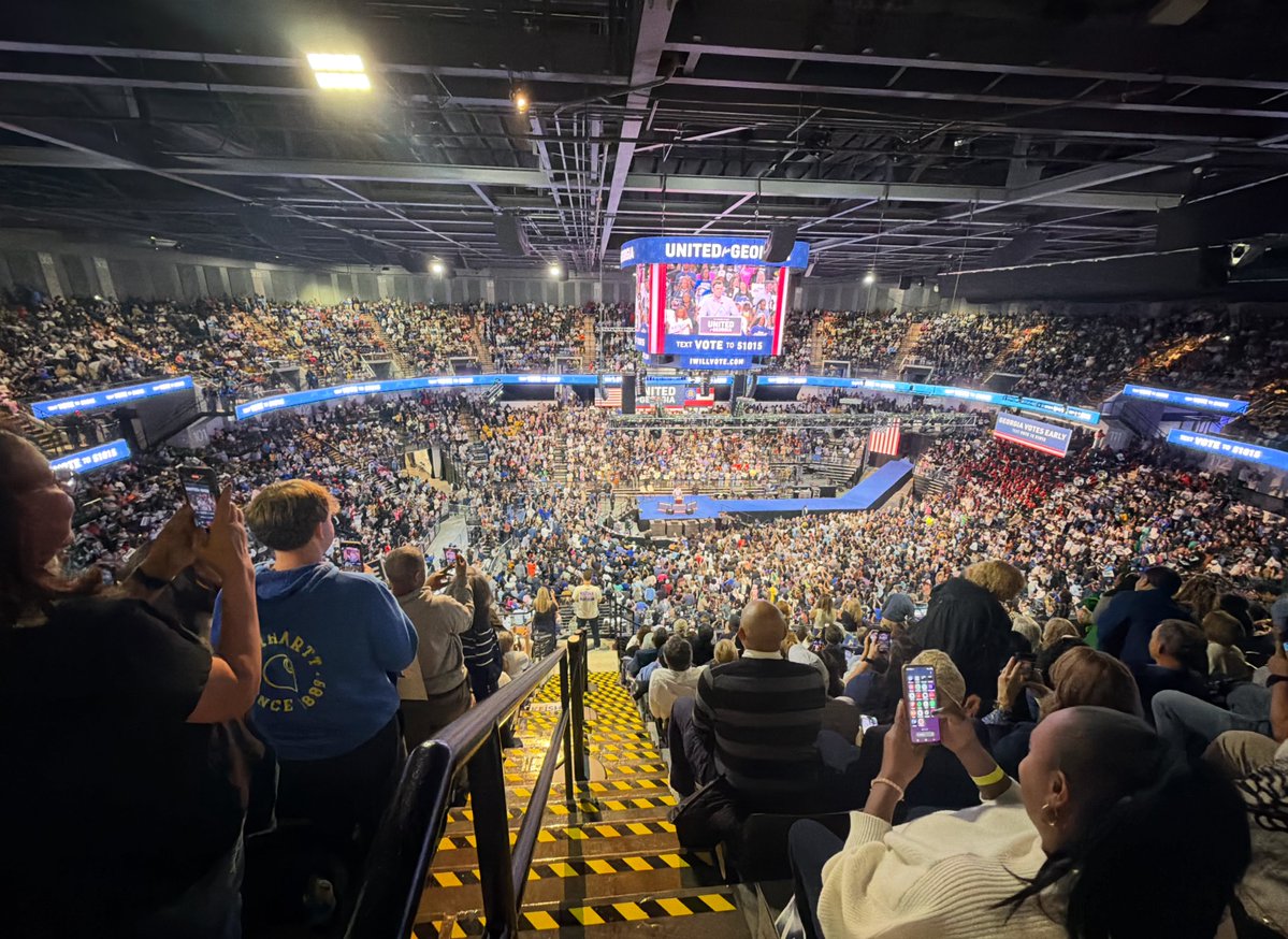 harryjsisson's tweet photo. Holy crap. This is the Obama/Ossoff/Bottoms rally in Georgia tonight. It’s PACKED. Trump could only dream of this. https://t.co/XLDMRQ5iBp