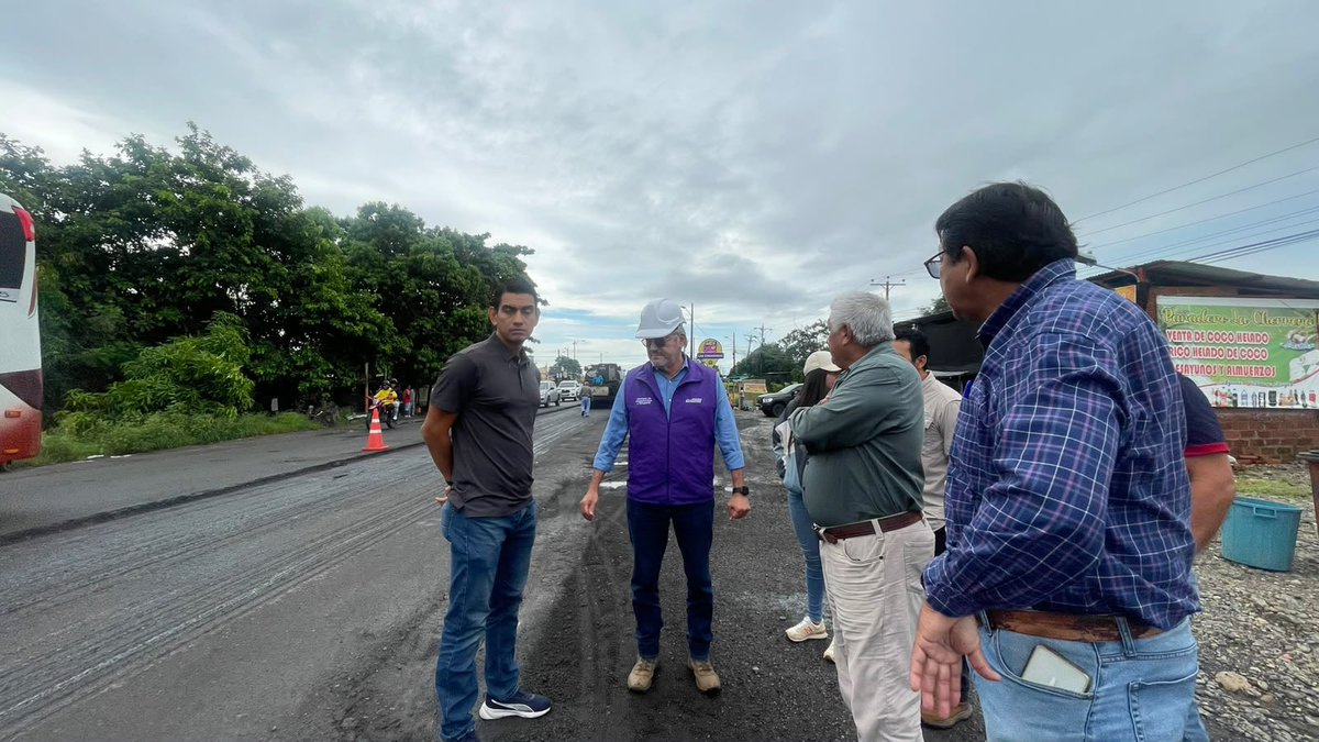 MIT_Ecuador's tweet photo. #LosRíos | Carlos Camacho, director Zonal 5, junto a Gary Cano, director Distrital (e), constataron en territorio los trabajos del corredor vial E25 Buena Fe - Juján, que ya alcanza un 98,12% de ejecución.

🚧 Durante el recorrido se verificó la colocación de asfalto en el puente La Chorrera y el pintado de las vigas en el puente sobre el estero Convento.

✅ Seguimos impulsando obras que mejoran la movilidad y conectan mejor a todos los riosenses.