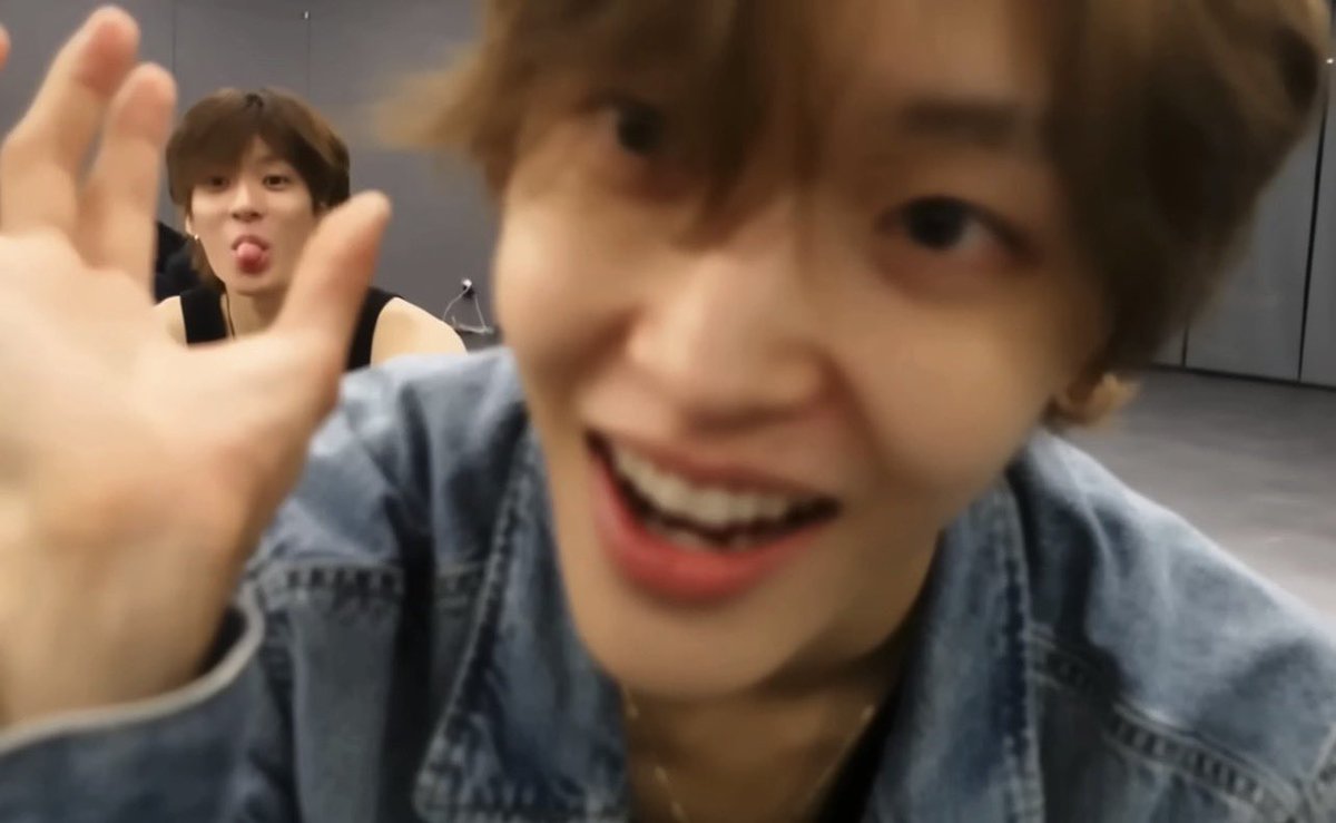 givemethatanton's tweet photo. 어깨에강아지는키우시는건가요? https://t.co/NPdk13DCxK