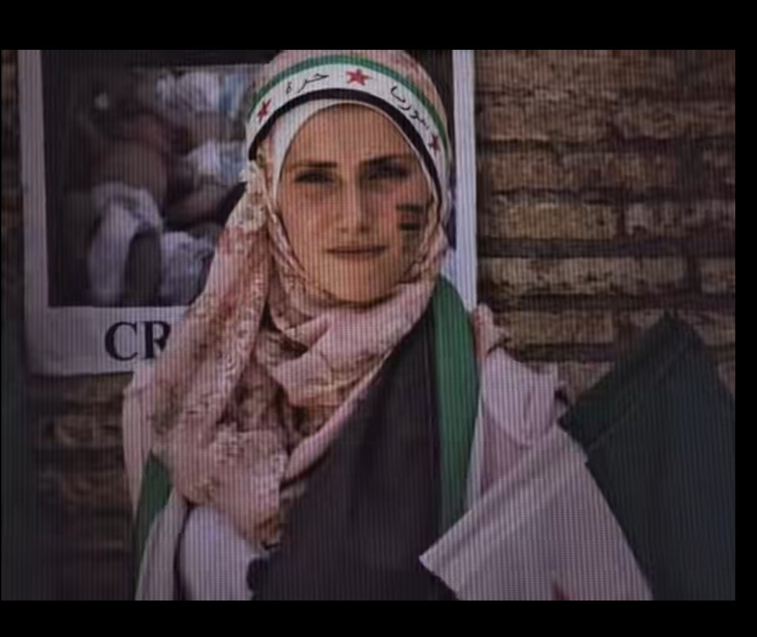 r4f9y4's tweet photo. مستوى السوريات أكبر من إنو توصلوله، ومقامهن أعلى من إنو تهزّه إساءاتكن. مو لأنهن فوق النقد، بل لأنو التقليل منهن ما بيعمل منكن قيمة، والطعن فيهن ما بيستر عيوبكن. السورية ما بينتقص منها إلا اللي شايف حاله صغير قدّامها. 🇸🇾🤍عشتو يابنات بلدي الأحرار شوكه بحلق كثار https://t.co/UVpmi2GwBO