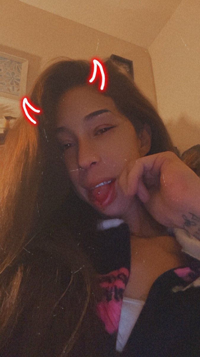 bitch_lorraine's tweet photo. I’m bored somebody real please hit me up https://t.co/vaJeay2pJy