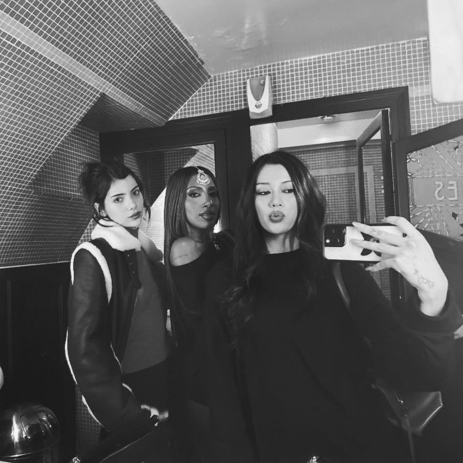 sarab_archive's tweet photo. sara boustany with katseye lara raj and megan skiendiel https://t.co/1u6wJoxTVZ