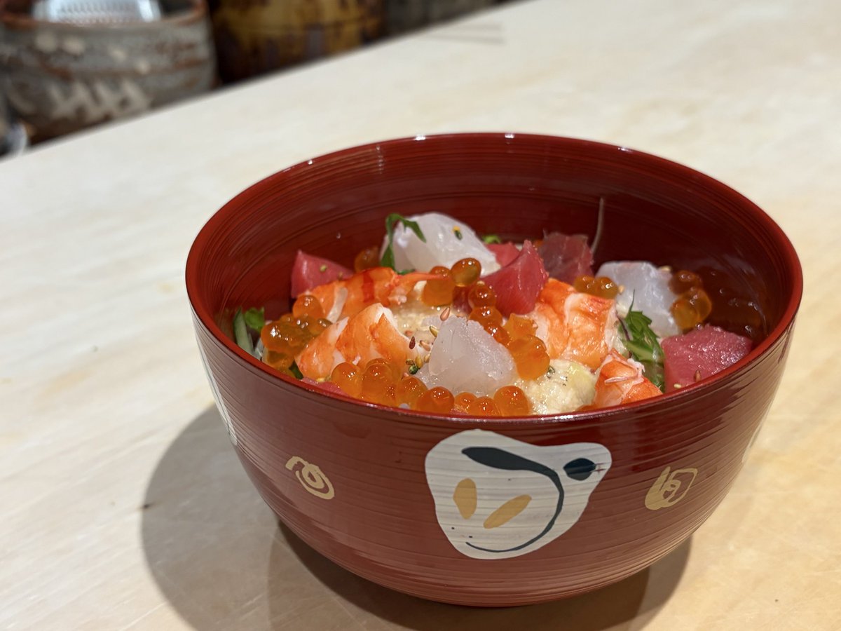 CXOBANK's tweet photo. またもとろろが食べたくて。海鮮もちろんのせて。もう少し暖かくなるかと思い服装間違えて、、、白Tだけ、、、寒くて寒くて凍えながら。無事に新たなユリも店に飾れて一安心。 https://t.co/f5tynFLrSg
