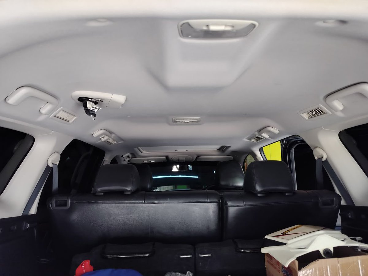 MasMasBiassaa's tweet photo. Salah satu mobil yang jadi simbol kesuksesan seseorang tapi ride experiencenya gabeda jauh sama L300, wkwkwkwk
Dulu pertama kali cobain Pajero, sejujurnya kaget sih, nih mobil nafasnya pendek pendek, gear 1nya cekak, baru kerasa narik bentar udah pindah gigi, feelingnya plek ketiplek sama L300 cuman versi matic, beneran deh... 😂

Tapi, walaopun feel Transmisinya mirip L300, justru disinilah kelebihan dari si Pajero ini, mau dibawa di jalan aspal atau tanjakan securam apapun bisa dibilang no worries. Lha gimana?

Gini, transmisi mesin pajero ini tuh halus banget, bahkan lebih halus dari transmisi 8-speed nya BMW X3 diesel dan TCU-nya pun pinter baca situasi

Kalo di BMW X3 diesel, kadang terjadi shifting nggak penting pas cruising pelan, tapi di Pajero Sport transmisinya cenderung baca respon pengemudi dulu, dan shifting pointnya sengaja dibuat agak tinggi yang mana menghasilkan output dia ga bakalan upshift (naik gigi) seenak jidat sendiri apalagi kalo cuma cruising pelan menikmati jalanan bersama ayang dengan speed dibawah 40 km/h

Sektor mesin, pake Pajero ini sejujurnya sih jambakannya ga terlalu berasa, ga diesel banget & Traction Control yang selip juga masih ada, feeling tarikan bawahnya masih agak kosong di bawah 2000 RPM, tapi surprisingly traction controlnya ga se selip 6-speednya GD engine.

Dan fun factnya adalah waktu pedal dibejeg abis, mesinnya baru keluar galaknya, power ngisi terus & sejujurnya ini adalah mesin diesel paling merdu yang pernah saya test drive

"Kalo dibandingin sama engine GD Toyota gimana Pamans?"

Jauuhhh... Jauh lebih merdu 4N15 ini lahh. Meanwhile GD engine tuh kalo dibejeg abis gabeda sama KD atau 2L-nya Kijang Kapsul, awowkwowkok
Selain itu jelas, 4N15 ini kerasa narik terus ga abis abis (darisini saya paham kenapa pemakai mobil ini tuh jarang yang pelan bawanya, wkwkwk)

Di Pajero ini, untuk control dan body roll, body roll di Pajero Sport ini menurutku lebih baik dari Toyota Harrier dengan velg 20inch. Coba deh kalo pake Harrier sebelumnya terus naik Pajero Sport jadi berasa mobil ini punya body roll yang lebih minim dan lebih mudah dikendalikan, padahal dari segi ground clearance keknya lebih tinggian pajero ini, CMIIW

Steering pun lebih masuk akal bobotnya dengan akurasi lebih baik. 1 yang kurang adalah grip dan noise dari bannya saja, solusinya tinggal ganti ban, udah beres kok...

Jujur, Dibanding Fortuner, jauhlah kalo sama Pajero ini, apalagi kalo kita bicara sektor mesin & transmisi, jelas enakan Pajero kemana mana, nih mobil punya potensi banyak, proper untuk jalanan Indonesia apalagi transmisi 8-speednya 

Wes nyohh monggo para kontraktor yang pengen keliatan sukses dimata tetangga, keluarga & kolega...