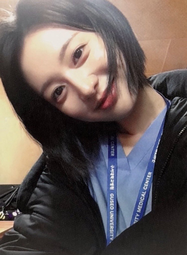 womanlover__'s tweet photo. 📞영통하는 수정원진

어디십니까아-
                                                             학교
? 입학하셨습니까
                                                             뭐래..
                                                   오늘 강의라니까
.. 근데 오늘….
                                                  뭘 그렇게 빤히 봐
마칠 때
제가 데리러갈까요
                                         응? 계쌤 오늘 당직인데?
하..;;
학생들 교수님한테
다 반하면
어떡합니까?
                                               … 야 내 나이가 지금
뭔 상관입니까
저도 꼬셨잖습니까
                                     니가 대학생은 아니었잖아
하 몰라요..
오늘 왜이렇게 예뻐..
짜증나게….ㅜ
                                                           (참나..//