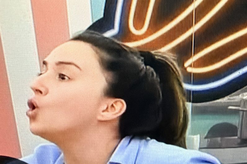 DavRose273614's tweet photo. #bbtvi que puta de vergonha alheia. Esta gaja nao pensa no filho cá fora qd passa os dias aos gritos com toda a gente? https://t.co/6X02ogMFmG
