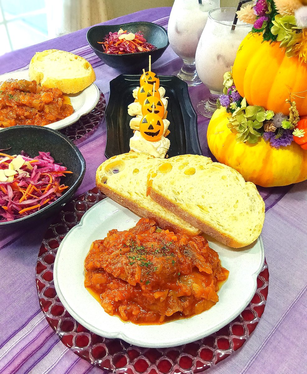 asagohan19love's tweet photo. 少し早めのハロウィンごはんです🎃
🔸牛すじのトマト煮込み
🔸紫キャベツとにんじんのラぺ
🔸ミニトマトとカマンベールのピンチョス

お花のレッスンで作ってきた
パンプキンアレンジメント🎃
他の方は仕上げるのが早くて毎回私が一番最後😂
考えながら丁寧にやっているからで
のろまなわけではない (と思いたい…)💧

#ハロウィン